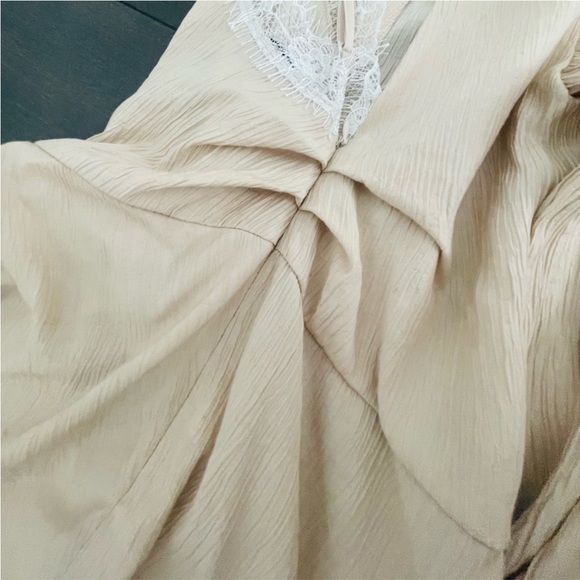 Chantilly lace asymmetrical one sleeve satin effect crinkled camisole - Picture 7 of 9